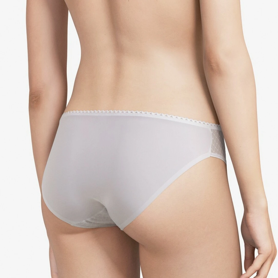 Slip Blanc Chantelle Instants - Lingerie de Luxe Raffinée 5 Slip Blanc Chantelle Instants - Lingerie de Luxe Raffinée – Image 3