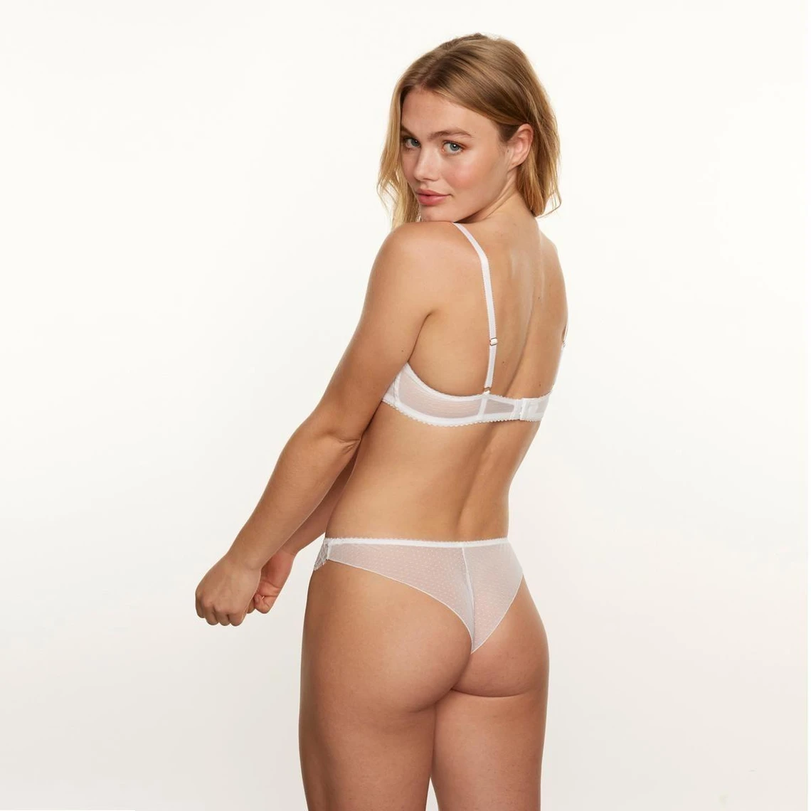 Brigitte Bardot Soutien-gorge Ampliforme Coque Moulée Blanc Défilé 4 Brigitte Bardot Soutien-gorge Ampliforme Coque Moulée Blanc Défilé – Image 2